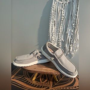 Hey Dudes frost grey Wally Chambray men’s shoe.